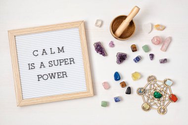 Motivasyon mesajı olan mektup panosu sakin olmak süper bir güçtür. Gemstone 'lar, megitasyon için kristaller ve rahatlama. Negatif enerjiyi temizlemek için doğal elementler, pozitif titreşimler eklemek. Ruh sağlığı ve denge kavramı