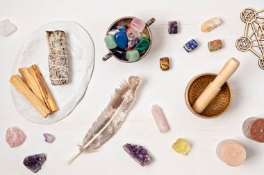 Beyaz adaçayı, palo santo, deniz kulağı kabuğu. Çevreyi negatif enerjiden arındırmak için doğal elementler, pozitif titreşimler eklemek. Spriritüel uygulamalar, büyücülük konsepti