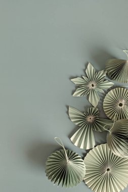 İskandinav yılbaşı kağıtları bal peteği süslemeleri. Modern Noel süslemesi, minimalist ve plastiksiz. Düz yatış, üst görünüm