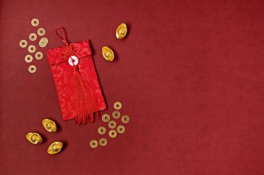 Çin Yeni Yıl Festivali dekorasyonu kırmızı arka planda. Geleneksel ay yeni yılı kırmızı cepleri, altın külçeleri servet, refah ve zenginlik anlamına gelir. Düz yatış, üst görünüm