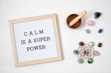Motivasyon mesajı olan mektup panosu sakin olmak süper bir güçtür. Gemstone 'lar, megitasyon için kristaller ve rahatlama. Negatif enerjiyi temizlemek için doğal elementler, pozitif titreşimler eklemek. Ruh sağlığı ve denge kavramı