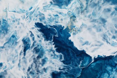 Soyut akrilik dökme sanatı okyanus renklerinde. Dalgalar ve girdaplar. Mermer efektli doku