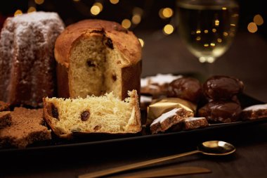 Panettone, pandoro, zencefilli çörek, kestane şekeri, bayram kutlamaları için geleneksel Noel tatlısı. Noel çölü, şenlikli akşam yemeği konsepti.