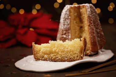 Pandoro, geleneksel İtalyan Noel tatlısı kış tatili kutlaması için. Noel çölü, şenlikli akşam yemeği konsepti.