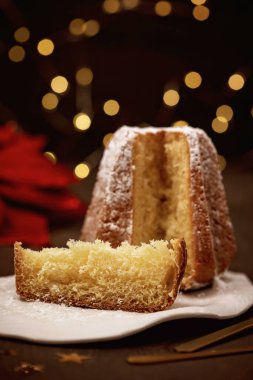 Pandoro, geleneksel İtalyan Noel tatlısı kış tatili kutlaması için. Noel çölü, şenlikli akşam yemeği konsepti.