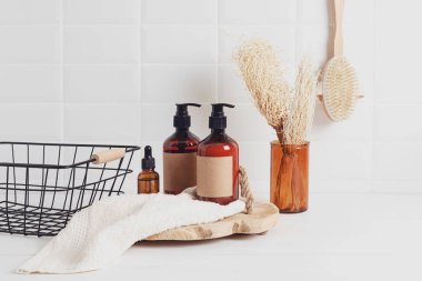 Banyo tasarımı ve organizasyonu. Organik yaşam tarzı ve cilt bakım ürünleri. Banyo doldurulabilir, yeniden kullanılabilir aksesuarların modern minimal tasarımı