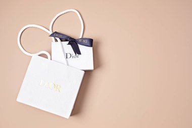 Lyon, Fransa - 09 Ocak 2022: Dior çanta açılıyor. Tatil için lüks bir hediye.