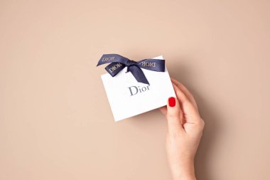 Lyon, Fransa - 09 Ocak 2022: Dior çanta açan kadın. Tatil için lüks bir hediye.