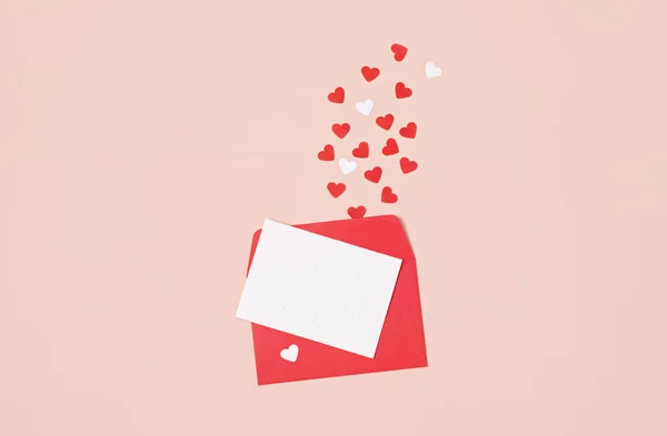 Corações confetes e envelope vermelho. Amor, santo dia dos namorados ideia — Fotografia de Stock