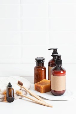 Banyo tasarımı ve organizasyonu. Organik yaşam tarzı ve cilt bakım ürünleri. Banyo modern tasarımı sürdürülebilir, doldurulabilir, yeniden kullanılabilir bambu aksesuarlar