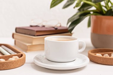 Modern çevre dostu masaüstü, sıfır atık sabit ve beyaz kahve fincanı modeli. Rahat çalışma alanı, sürdürülebilir yaşam tarzı kavramı