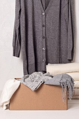 Soğuk hava için sıcak örgü giysiler yığını bağışlanmaya hazır. Konforlu organik ikinci el kazaklar. Ucuz mağaza konsepti. Hygge tarzı fikir