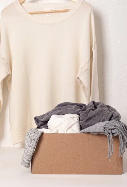 一堆舒适的针织衣服 以备寒冷天气穿 准备捐赠 舒适的二手有机毛衣 节衣店的概念 Hygge风格的想法 — 图库照片