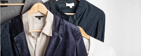 ハンガーに掛ける服を持つバナー 女性の服の品揃え 中古持続可能なショッピング カプセル最小限のワードローブ 遅いファッションのアイデア — ストック写真