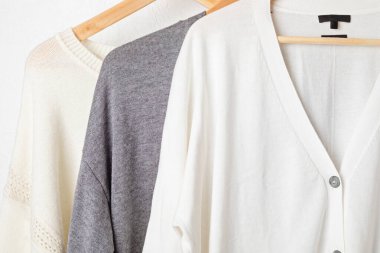 Askılarda asılı elbiseler, kadın kıyafetleri. İkinci el sürdürülebilir alışveriş, kapsül minimum gardırop, yavaş moda fikri