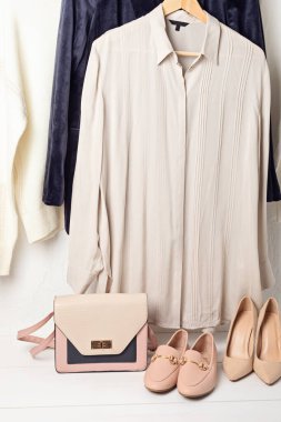 Askılarda asılı elbiseler, kadın kıyafetleri. İkinci el sürdürülebilir alışveriş, kapsül minimum gardırop, yavaş moda fikri