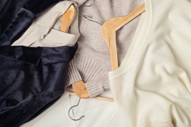 Düz giysi ve kadın giysisi askıları. İkinci el sürdürülebilir alışveriş kapsülü minimal gardırop yavaş moda fikri kalitesi nicelik konsepti değil