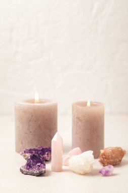 Reiki çakra kristal tedavisini iyileştiriyorum. Refah, meditasyon, hedef, rahatlama, zihinsel sağlık ve ruhsal uygulamalar için değerli taşlarla yapılan alternatif ritüeller. Enerji güç kavramı