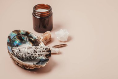 Beyaz adaçayı, palo santo, deniz kulağı kabuğu. Çevreyi negatif enerjiden arındırmak için doğal elementler, pozitif titreşimler eklemek. Spriritüel uygulamalar, büyücülük konsepti