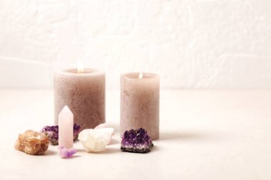 Reiki çakra kristal tedavisini iyileştiriyorum. Refah, meditasyon, hedef, rahatlama, zihinsel sağlık ve ruhsal uygulamalar için değerli taşlarla yapılan alternatif ritüeller. Enerji güç kavramı