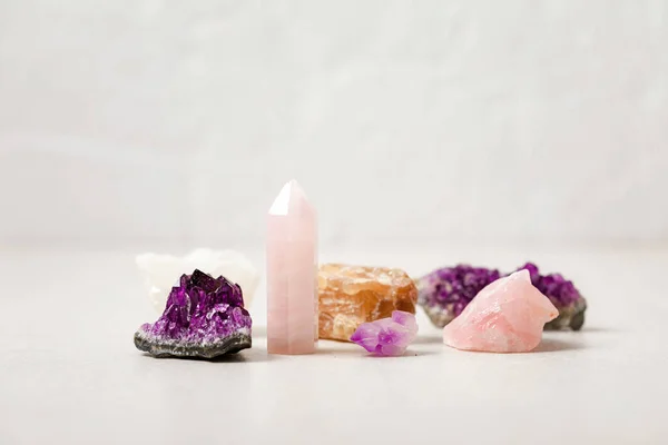 Cura Reiki Chakra Cristais Sobre Fundo Tecido Pedras Preciosas Para — Fotografia de Stock