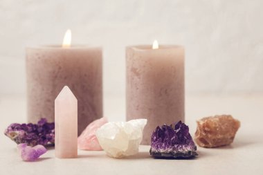 Reiki çakra kristal tedavisini iyileştiriyorum. Refah, meditasyon, hedef, rahatlama, zihinsel sağlık ve ruhsal uygulamalar için değerli taşlarla yapılan alternatif ritüeller. Enerji güç kavramı