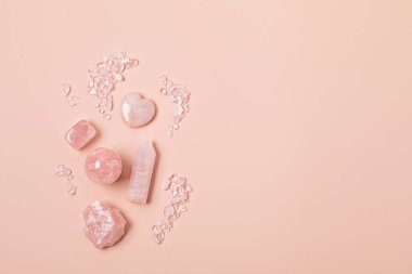 Reiki çakra kristal tedavisini iyileştiriyorum. Refah, meditasyon, rahatlama, zihinsel sağlık ve ruhani uygulamalar için pembe kuvars içeren alternatif ritüeller. Enerji güç kavramı
