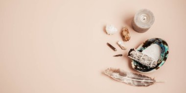 Beyaz adaçayı, palo santo, deniz kulağı kabuğu. Çevreyi negatif enerjiden arındırmak için doğal elementler, pozitif titreşimler eklemek. Spriritüel uygulamalar, büyücülük konsepti