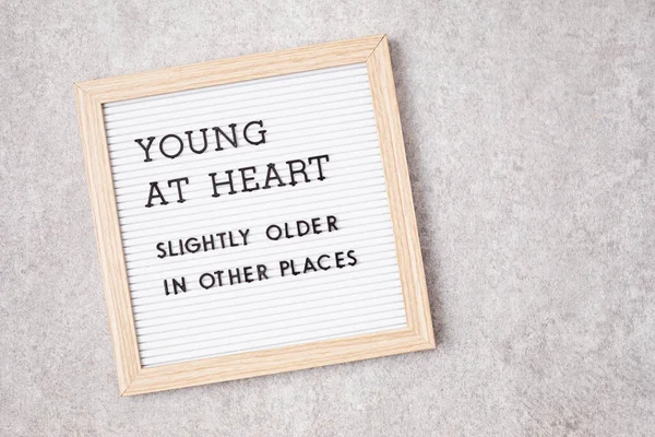 字母板 文字年轻的心脏 稍为年长的其他地方 老龄化概念 — 图库照片