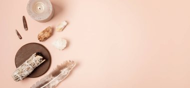 Beyaz adaçayı, palo santo, deniz kulağı kabuğu. Çevreyi negatif enerjiden arındırmak için doğal elementler, pozitif titreşimler eklemek. Spriritüel uygulamalar, büyücülük konsepti