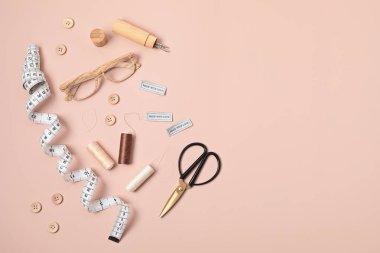 Dikiş dikmek için malzeme ve aksesuarlar. Zanaat hobisi. Rahatlatıcı, huzur verici hobi.