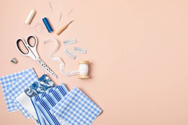 Dikiş dikmek için malzeme ve aksesuarlar. Zanaat hobisi. Rahatlatıcı, huzur verici hobi.