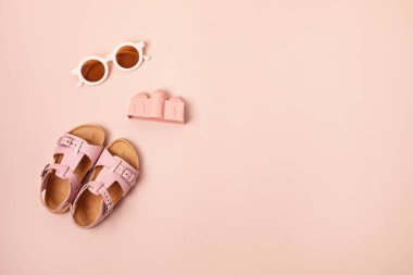 Çocuklar güneşli günler ve tatiller için yaz aksesuarları. Güneş gözlükleri, sandaletler, kumsal eğlencesi için kum kalıpları. 