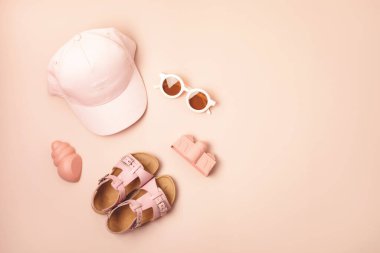 Çocuklar güneşli günler ve tatiller için yaz aksesuarları. Güneş gözlükleri, sandaletler, kumsal eğlencesi için kum kalıpları. 