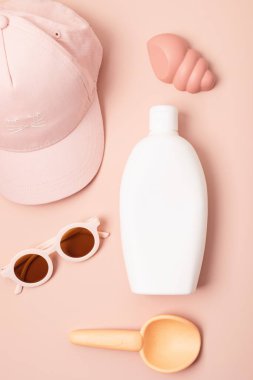 Çocuklar yaz aksesuarları ve güneşli günler ve tatiller için güneş kremi şişesi. Güneş gözlüğü, şapka, kumsal eğlencesi için kum kalıpları. 