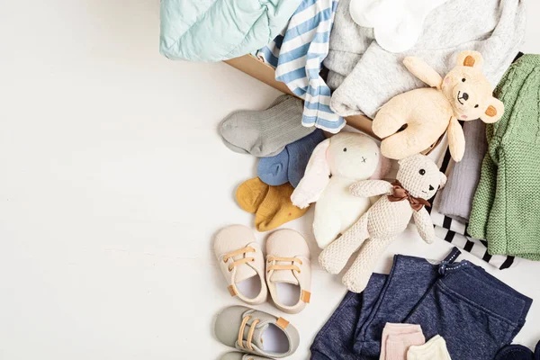 婴儿和小孩的衣服 盒子里的玩具 二手服装的想法 循环时尚 慈善概念 — 图库照片