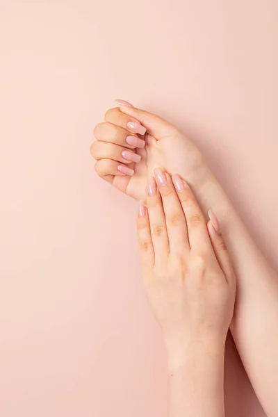Ręce Młodej Kobiety Manicure Nago Czysta Skóra Jasnoróżowe Paznokcie Lakierem — Zdjęcie stockowe