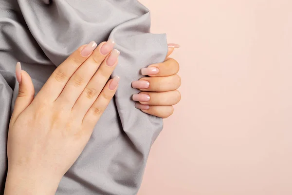 Χέρια Μιας Νεαρής Γυναίκας Γυμνό Μανικιούρ Καθαρό Δέρμα Ανοιχτά Ροζ — Φωτογραφία Αρχείου