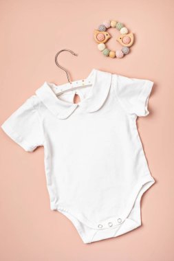 Çevre dostu bebek aksesuarlarıyla organik pamuktan yapılmış beyaz bebek tulumu. Marka, logo ve reklam için tulum şablonu. Düz yatış, üst görünüm