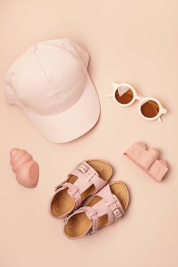 Çocuklar güneşli günler ve tatiller için yaz aksesuarları. Güneş gözlükleri, sandaletler, kumsal eğlencesi için kum kalıpları. 