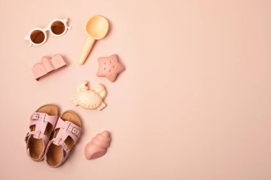 Çocuklar güneşli günler ve tatiller için yaz aksesuarları. Güneş gözlükleri, sandaletler, kumsal eğlencesi için kum kalıpları. 