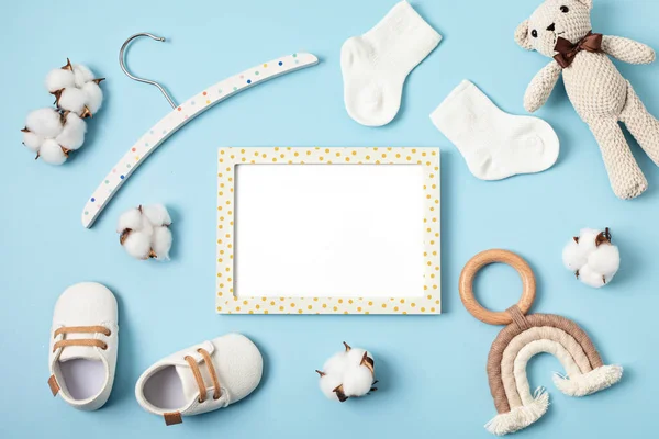 Çevre dostu bebek aksesuarlarıyla boş çerçevenin bir kopyası. Bebek partisi davetiyesi, tebrik kartı. Marka, logo, reklam için şablon. Düz yatış, üst görünüm