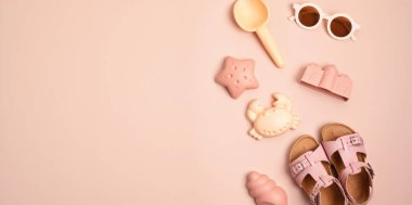 Çocuklar güneşli günler ve tatiller için yaz aksesuarları. Güneş gözlükleri, sandaletler, kumsal eğlencesi için kum kalıpları. 