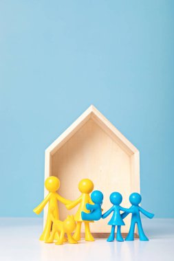 Sığınak arayan Ukraynalı aileler kavramı. Ahşap evlerin önündeki sarı ve mavi bebekler. Güvenli bir yer arayan savaş terörü mağdurları. Sivillerin ve Ukraynalı ailelerin tahliyesi