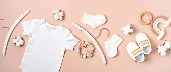 環境に優しい赤ちゃんのアクセサリーと有機綿で作られた白い幼児のボディスーツのモックアップ ブランド 広告のためのワンセイテンプレート フラットレイアウト トップビュー — ストック写真