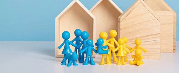 Conceito Famílias Ucranianas Procura Abrigos Bonecas Amarelas Azuis Frente Casas — Fotografia de Stock