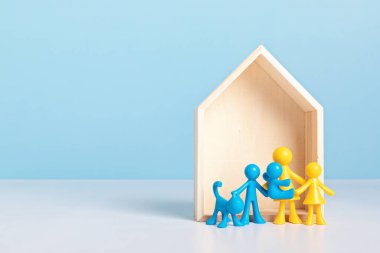 Sığınak arayan Ukraynalı aileler kavramı. Ahşap evlerin önündeki sarı ve mavi bebekler. Güvenli bir yer arayan savaş terörü mağdurları. Sivillerin ve Ukraynalı ailelerin tahliyesi