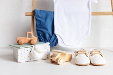 Bebek ayakkabıları ve kasetler. Organik yeni doğan modası, markalaşma, küçük işletme fikri. Bebek partisi davetiyesi, tebrik kartı.