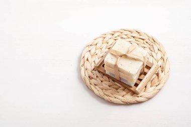 El yapımı doğal sabun, çevre dostu spa, güzellik konsepti. Küçük işletme, etik alışveriş fikri. Sabun ve kuru şampuan paketleri plastiksiz, doğal hediye paketi, sıfır atık hediye.
