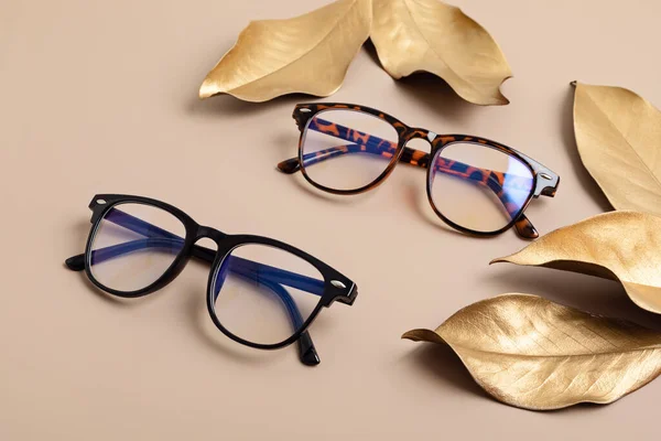 Pastel Arka Plan Üzerinde Şık Gözlükler Optik Mağaza Gözlük Seçimi — Stok fotoğraf